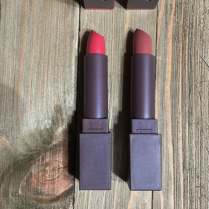 2 x Burt’s Bees Satin Lipstick 💄💄
